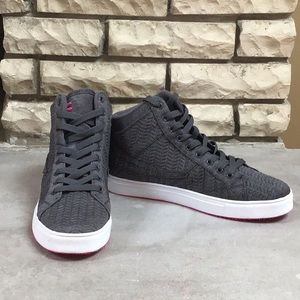 Fila girls gray fabric sneakers Sz 6 1/2